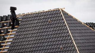Drei angeklagten Männern und einer Frau wird vorgeworfen, illegal Arbeitskräfte etwa für Baustellen aus Nicht-EU-Ländern eingeschleust zu haben. (Symbolbild)