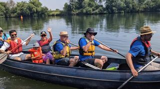 Beim Aktionstag Lebendiger Neckar vor zwei Jahren hatten der damals vierjährige Jakob und seine Eltern viel Spaß mit der Kanugruppe des TV Edingen.