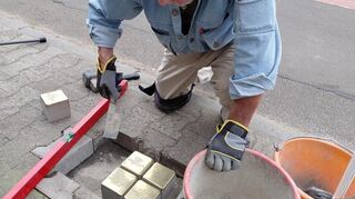 Gunter Demnig verlegte in der Jakobstraße Stolpersteine für Josef, Klara, Martha und Max Kaufmann sowie für Konrad Simon Hirsch.