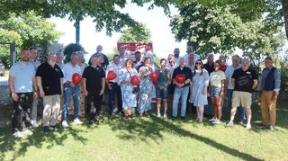 Vertreter der Sparkassenstiftung Starkenburg konnten mit insgesamt 30.000 Euro die Herzenswünsche von 14 Viernheimer Vereinen erfüllen.