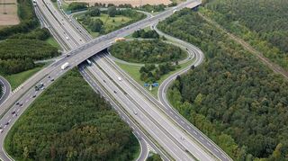 Die B39-Brücke über die A6 an der Anschlussstelle Schwetzingen/Hockenheim soll im Spätsommer fertig werden.