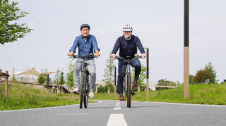 Fahrradfahren fürs Klima: Robert Hofmann und Mike Dieser (v.l.) wollen mit gutem Beispiel vorangehen