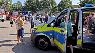 Die Polizei gibt ausführlich Erklärungen und Antworten auf alle Fragen.