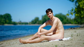 Mannheims Stadtrat Julien Ferrat (Wählervereinigung Die Mannheimer) sitzt am Ufer der Friesenheimer Insel. Ferrat plant ein Trainingscamp am örtlichen FKK-Strand für einem FKK-Swinger-Urlaub in Frankreich.