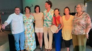 Künstler und Organisatoren des Konzertes (v. l.): Daniel Prandl, Kurator, Anne Westrich, Sängerin, Katharina Groß, Bass, Gregor Engelhardt, Piano, Cris Gavazzoni, Schlagzeug, Rotraut Jäger, Flöte und Uta Mocker, Leiterin des Kulturhauses.