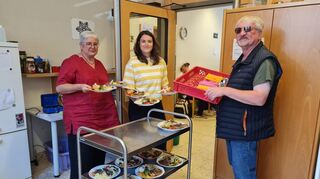 Regina Hertlein, Madlen Steger und Richard Brox (v.l.) verteilen Essen und Besteck.
