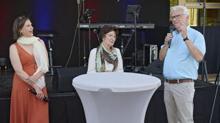 Moderatorin Yvonne Hotz mit Bärbel Schader und Ehemann Klaus, der keine Rede hält, aber eine Überraschung parat hat.