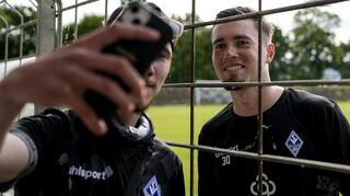 Selfie mit einem Fan beim Trainingsauftakt: Waldhof-Torhüter Lucien Hawryluk hat wieder bessere Laune.