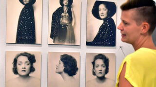Kuratorin Manuela Husemann in der Kunsthallen-Schau des Fotokünstlers Mario von Bucovich (1884-1947) mit sechs Motiven aus der Serie Marlene Dietrich von 1929.