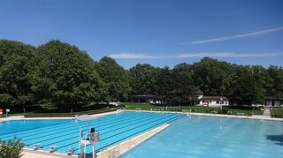 Das Nichtschwimmerbecken (rechts auf dem Foto von 2023) soll zur Sanierung des Freibads nach jetzigem Planungsstand separiert und um die Hälfte verkleinert werden.