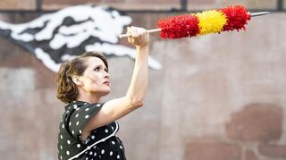 Sophie Melbinger übernimmt die Sprechrolle Manuelitá – sie ist Carmens erstes „Opfer“, das bei einer Rauferei von ihr verletzt wird.