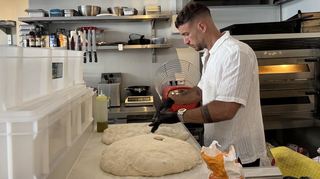 Salvatore Lodato backt die Focaccia im neuen Café Jojo's frisch.
