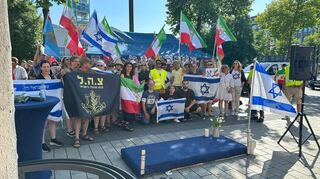 In der Spitze etwa 50 bis 70 Menschen haben auf dem Mannheimer Paradeplatz für Frieden zwischen Israel und dem Iran demonstriert.
