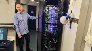 Mathias Jäger vom Planetarium zeigt den Rechnerraum im Backstage-Bereich.