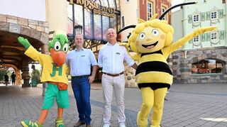 Plopsaland-Director Deutschland Bernd Beitz und Plopsaland CEO Europe Carl Lennaerts posen anlässlich der bevorstehenden Umbenennung von Holidaypark in Polpsaland Deutschland