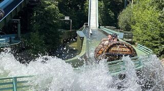 Auf den Holzfässern wurden die Holidaypark-Schriftzüge inzwischen entfernt. Auch Tausende andere Hinweise auf den Holidaypark verschwinden in diesen Wochen Stück für Stück.
