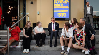 Michel Friedman (4.v.l.) spricht im Anschluss an seine Mannheimer Rede vom 25. Juni 2025 mit Schülern.