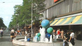 Der Kugelbrunnen des Nürnberger Künstlers Klaus Hermann vor dem Modehaus Mages in P 4 zählte zu den Kunstwerken, die neu in die Fußgängerzone Planken kamen.