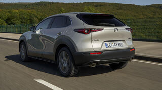 Schmale Leuchten zieren das Heck des CX-30.