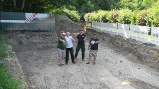 Die Vorstände des Kleingärtnervereins Mannheim-Süd Jürgen Bauer und Andreas Fellner sowie Gärtnermeister Dominik Graf und Vorstandsvorsitzender Alexander Kubiak (v.l.) zeigen den zukünftigen Standort des Tiny Forest.