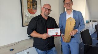 Zum Abschied eine Einladung: Bauamtsleiter Pascal Tholé (l.), der Ilvesheim verlässt, bekam von Bürgermeister Thorsten Walther unter anderem die Einladung zum Spatenstich des neuen Schwimmbads überreicht, versehen mit einem Playmobil-Spielzeug-Männchen.