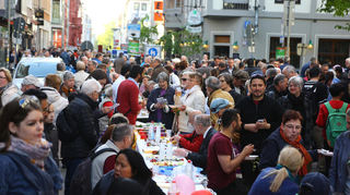 Eine 200 Meter lange Tafel aus 99 Tischen, von der Konkordienkirche über den Marktplatz bis zur Synagoge: Ein Bild von der "Meile der Religionen" im Jahr 2016.