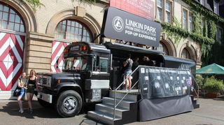 Seit Mitte Juni rollt ein Merchandising-Bus von Linkin Park durch Deutschland. Auch vor der Alten Feuerwache in Mannheim machte er halt.