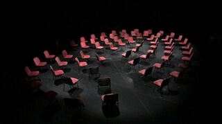 Blick ins Eintanzhaus: "Société Anonyme" von Rimini Protokoll fand fast im Stuhlkreis, aber in völliger Dunkelheit statt.