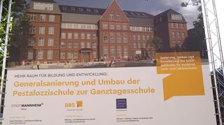 Mehr Raum für Bildung und Entwicklung steht auf dem Bauschild zur Generalsanierung und Umbau der Pestalozzischule zur Ganztagesschule, das außerdem die Erweiterung des Schulgebäudes für moderne Lern- und Lebensräume verspricht