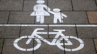 Der Betriebsweg zwischen Ilvesheim und Ladenburg, so der offizielle Titel, erlaubt eigentlich kein Radfahren. Es wird aber geduldet. Das Foto ist ein Symbolbild und zeigt einen gemeinsam genutzten Rad- und Fußweg.