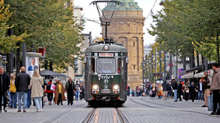 Am Erlebniswochenende in Mannheim fahren historische Bahnen durch die Stadt.