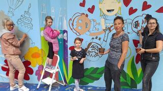 Farbenfrohe Gestaltung an der Mannheimer Oststadtschule: Künstlerin Steffi Peichal (2. v.r.) leitet zwei Schülerinnen sowie Rektorin Katrin Lehmann (ganz links) und Lehrerin Rebekka Schmitt an.