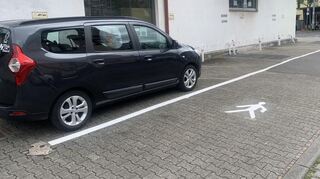 Wegen des drei Meter breiten Gehwegs können sieben Kundenparkplätze schräg an der Hauswand nicht mehr genutzt werden, ohne einen Strafzettel zu riskieren. Autos können nur noch wie dieser Kombi parallel zur Straße stehen. Dann passen nur zwei hin.