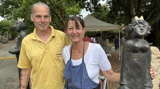 Bildhauerin Bettina C. Morio aus Deidesheim und ihr Mann Matthias bei der Gartenlust in Ladenburg.