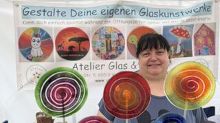 Nicole Winkler aus Viernheim macht selbst Glaskunst und leitet andere dabei an. Bei der Ladenburger Gartenlust ist sie bereits zum zweiten Mal dabei.