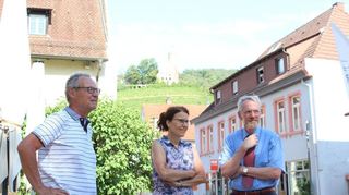 Denken über eine gemeinnützige Stiftung nach, die die Strahlenburg kaufen soll: Der ehemalige Schriesheimer Bürgermeister Hansjörg Höfer, Brigitte Rufer und ihr Mann Thomas Rufer, Rechtsanwalt und Steuerberater.