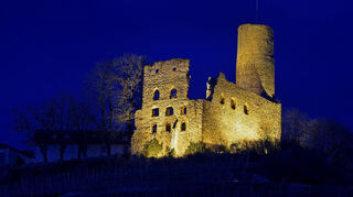 Die Schriesheimer Strahlenburg in der „blauen Stunde“.