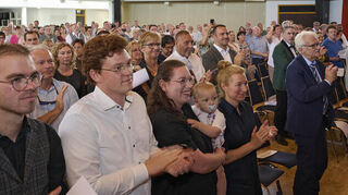 Als Boris Wenz den Amtseid spricht und auf die Verfassung schwört, erhebt sich das ganze Publikum im Saal. In der ersten Reihe verfolgt die Familie seine Verpflichtung.