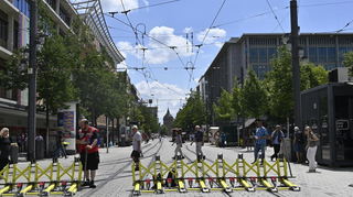 Immer wenn eine Straßenbahn über die Planken fährt und abbiegt, muss die Terrorsperre zur Seite geschoben werden.