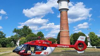 Ein Rettungshubschrauber landete am Neckar in Ladenburg unterhalb des Landungsstegs. Ein Mann wurde nach einem medizinischen Notfall reanimiert.