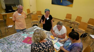 Die Teilnehmenden des Runden Tisches beim gemeinsamen Austausch zur Zukunft der Kirchenräume in Viernheim.