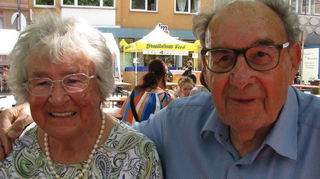 Maria und Walter Heinz sind seit zehn Jahren treue Gäste des Stadtteilfestes auf der Neckarau.