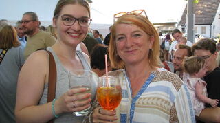 Melina und Melanie (von links) meinen: „So voll war es noch nie.“
