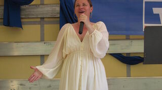 Jeanette Friedrich, Sängerin mit starker Stimme auf dem Stadtteilfest.