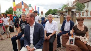 Die Bürgermeister der Partnerstädte sitzen auf den jeweiligen Würfeln