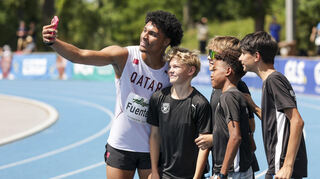 Leichtathletik-Stars von morgen hautnah erleben: Das ist die Bauhaus-Junioren-Gala. Hier Hürdensprinter Kendry Fuentes mit jungen Fans.