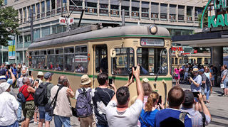 1957 bis 1963 gebaut, bis 1989 im Einsatz: der Wagentyp Rastatter T 4 der OEG bei der historischen Stadtbahnparade beim Erlebniswochenende in Mannheim.