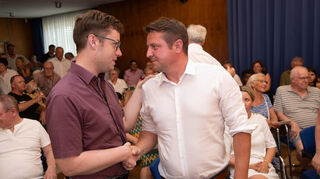 Marius Schmidt (l.) zeigt sich als fairer Verlierer und gratuliert Scholl schon, ehe das vorläufige Ergebnis feststeht.
