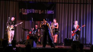 Krissy Matthews (l.) lieferte ein musikalisches Spektakel der besonderen Art.