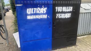 Verteilerkasten in der Feudenheimer Hauptstraße an der Ecke zur Görresstraße. Wegen der Aufschrift rechts gibt es nun Kritik im Bezirksbeirat.
